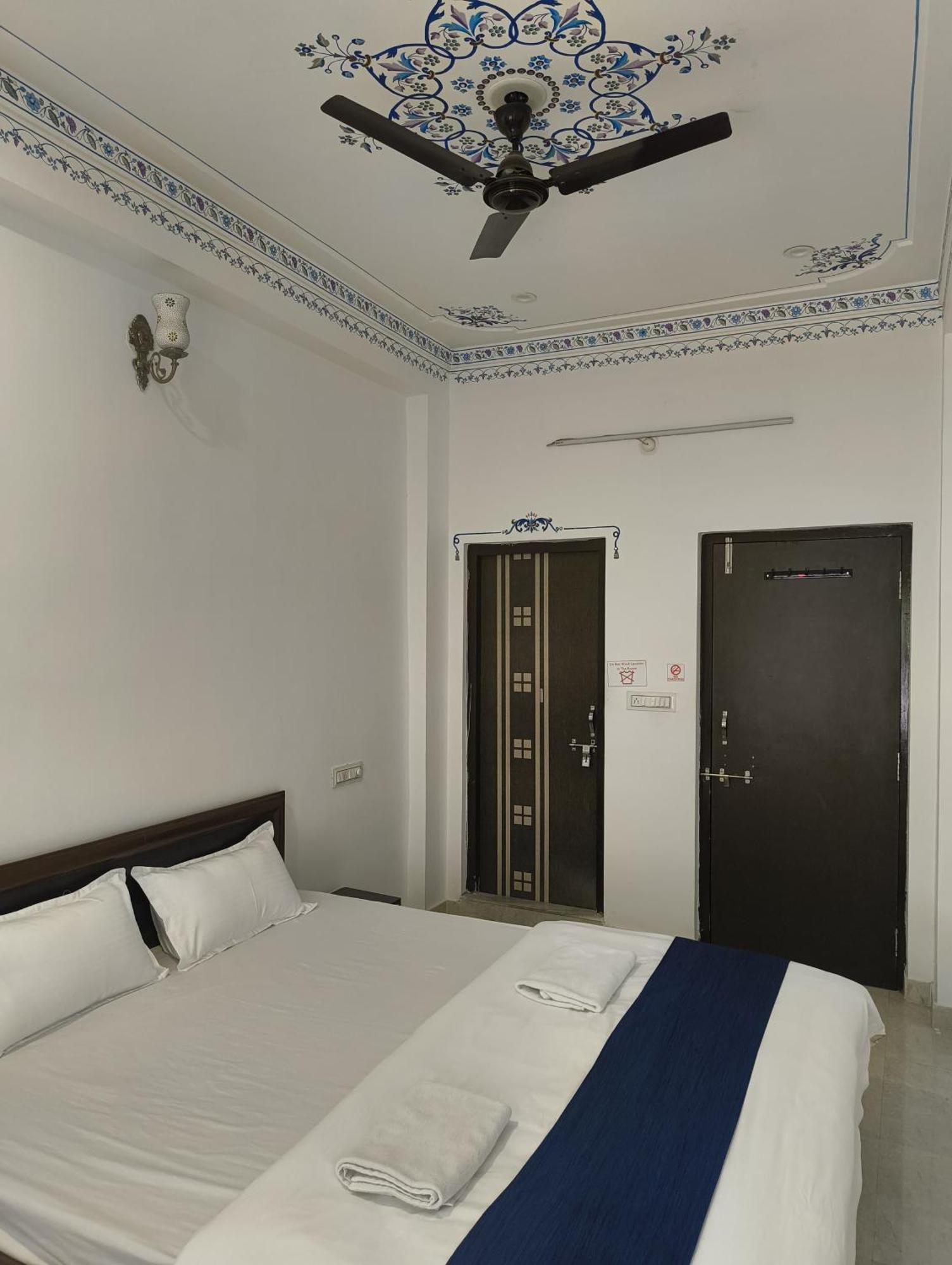 Rising Shemesh Home Stay Udaipur Extérieur photo
